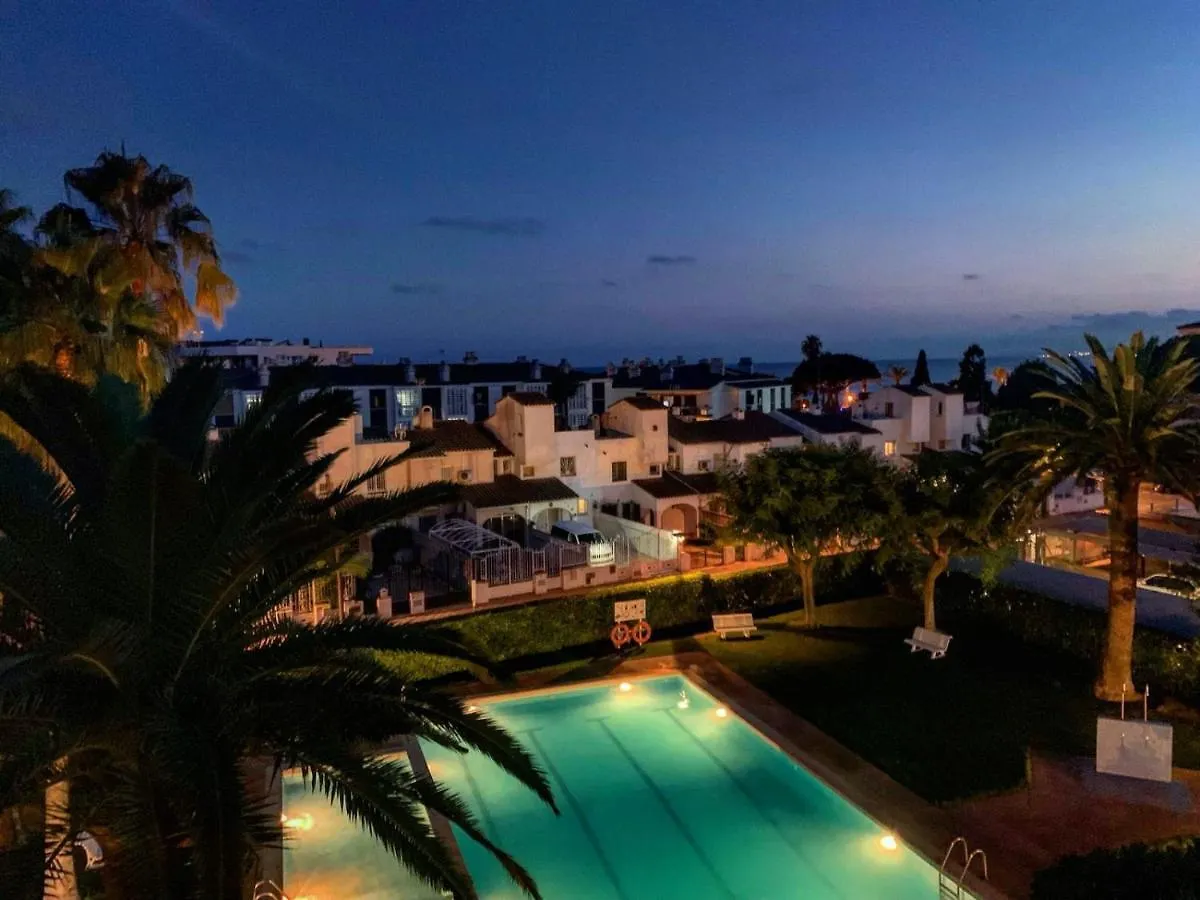 Plage Vue: Beachfront Retreat with Pool and City Access Cambrils Apartment