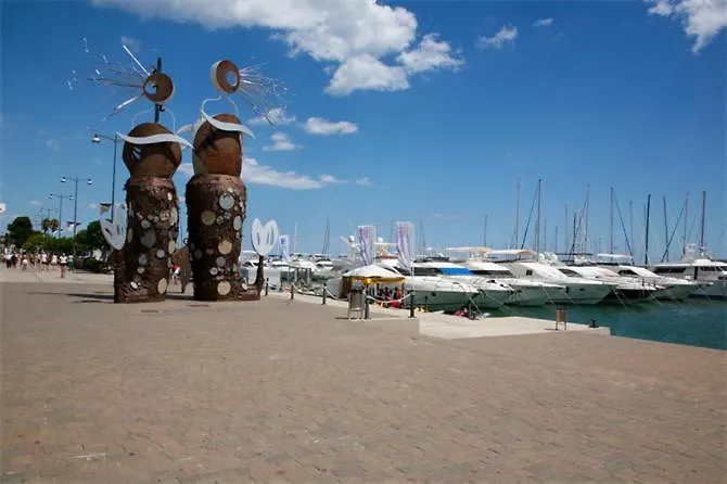 Apartment Plage Vue: Beachfront Retreat with Pool and City Access Cambrils Spain