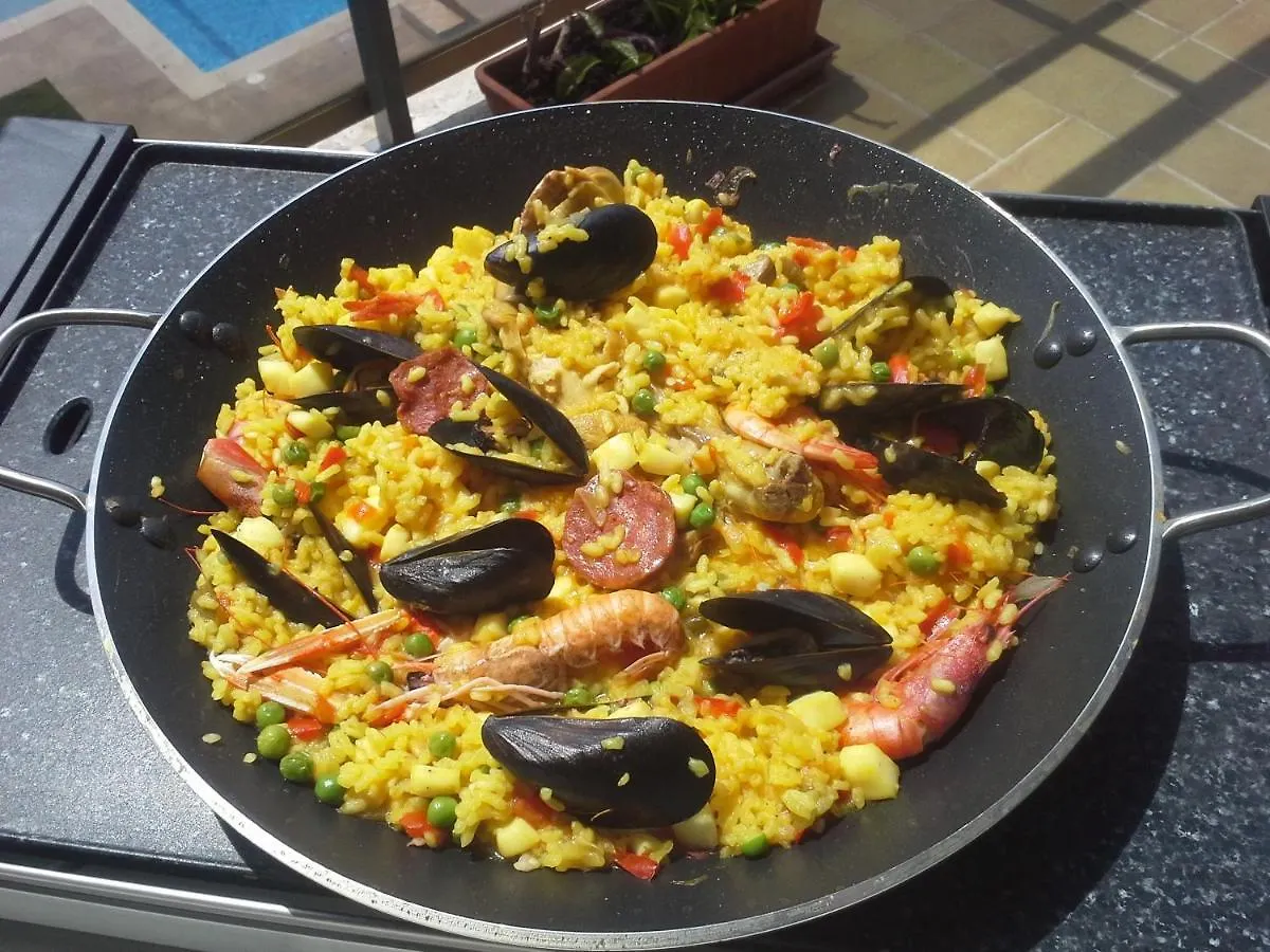 Plage Vue: Beachfront Retreat with Pool and City Access Cambrils