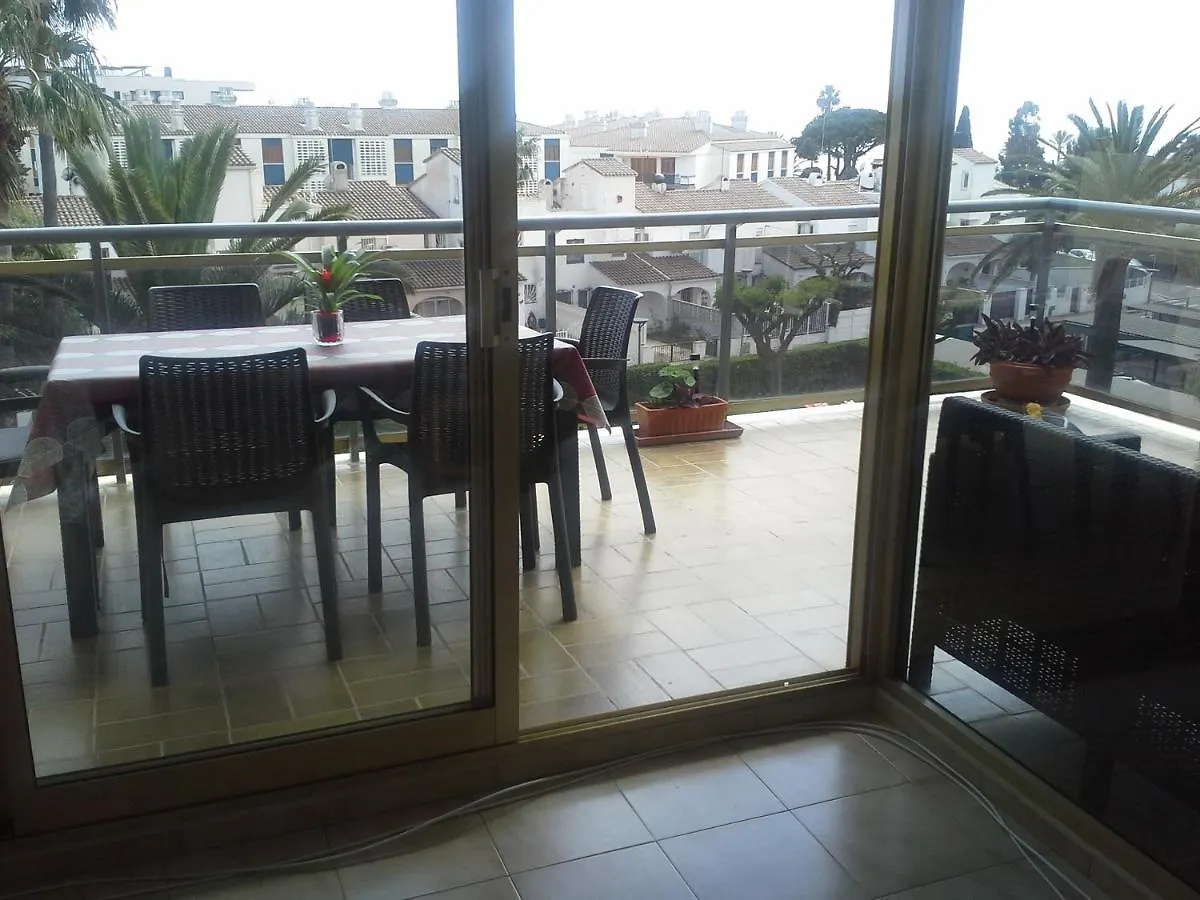 Plage Vue: Beachfront Retreat with Pool and City Access Cambrils 0*,